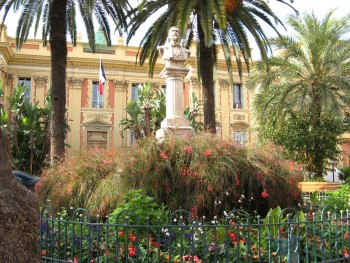 face à l'Hôtel de Ville